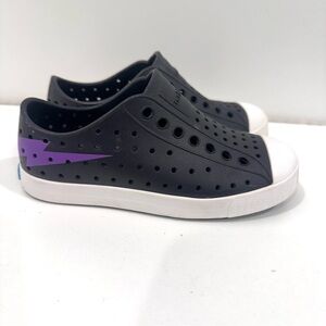 Native Kids Shoes in Black and Purple with lightning bolt 11